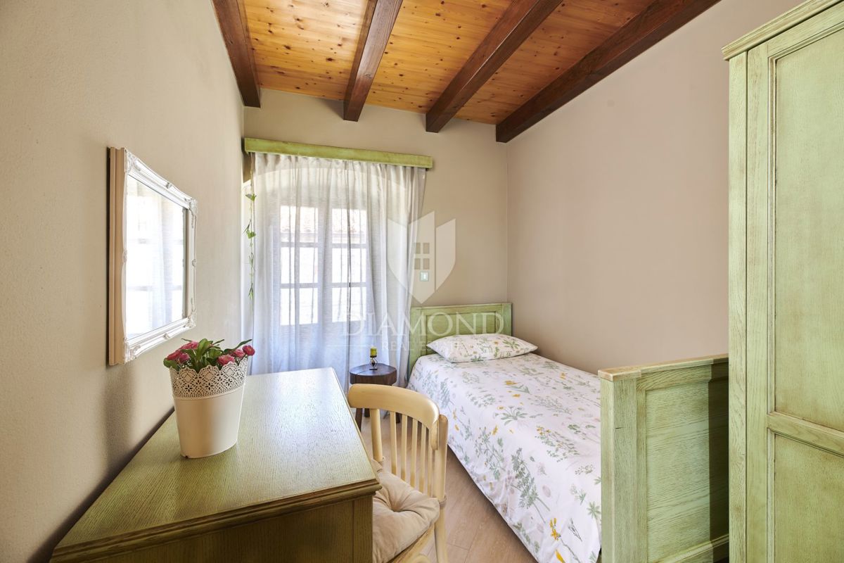 Pazin, okolica, kamnita lepotica z dvema bazenoma