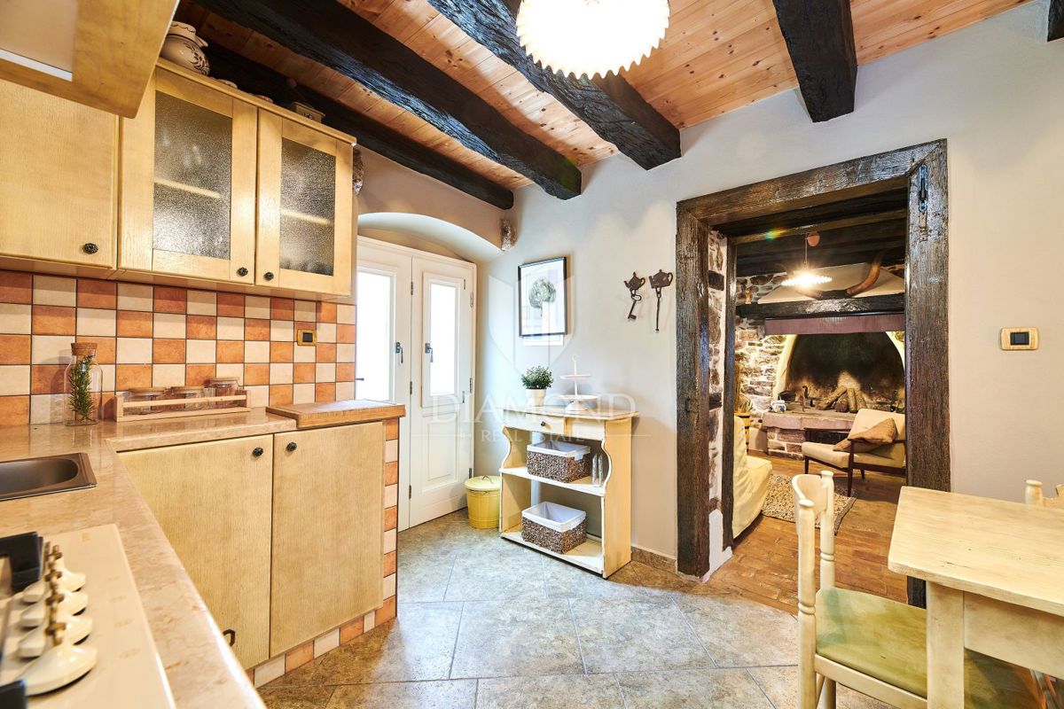 Pazin, okolica, kamnita lepotica z dvema bazenoma