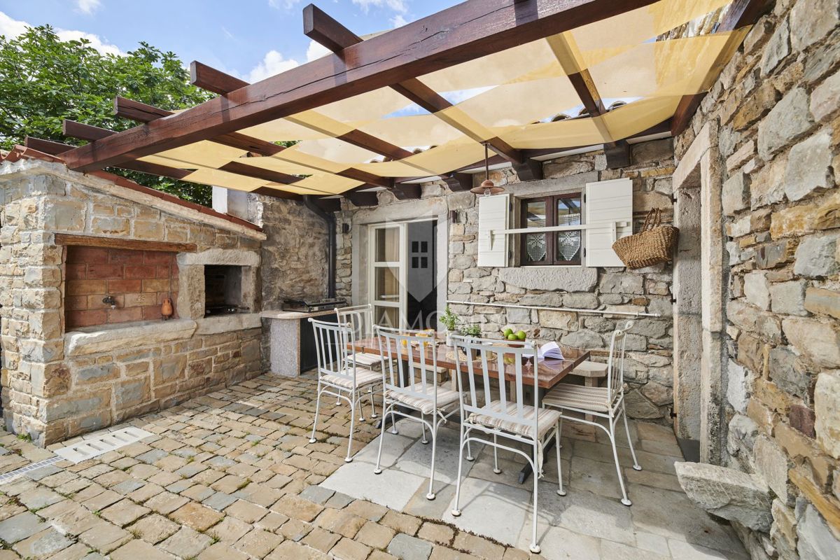 Pazin, okolica, kamnita lepotica z dvema bazenoma