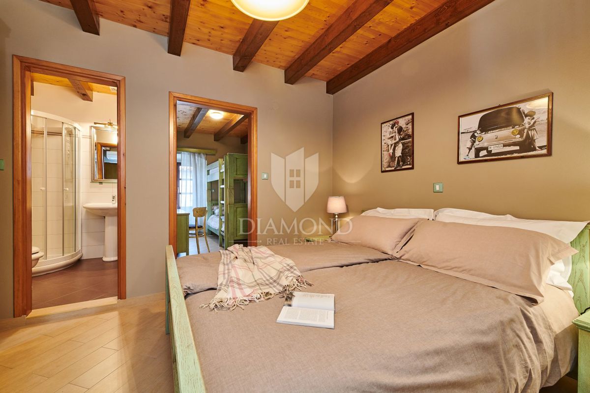 Pazin, okolica, kamnita lepotica z dvema bazenoma