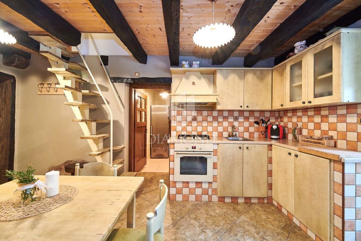 Pazin, okolica, kamnita lepotica z dvema bazenoma