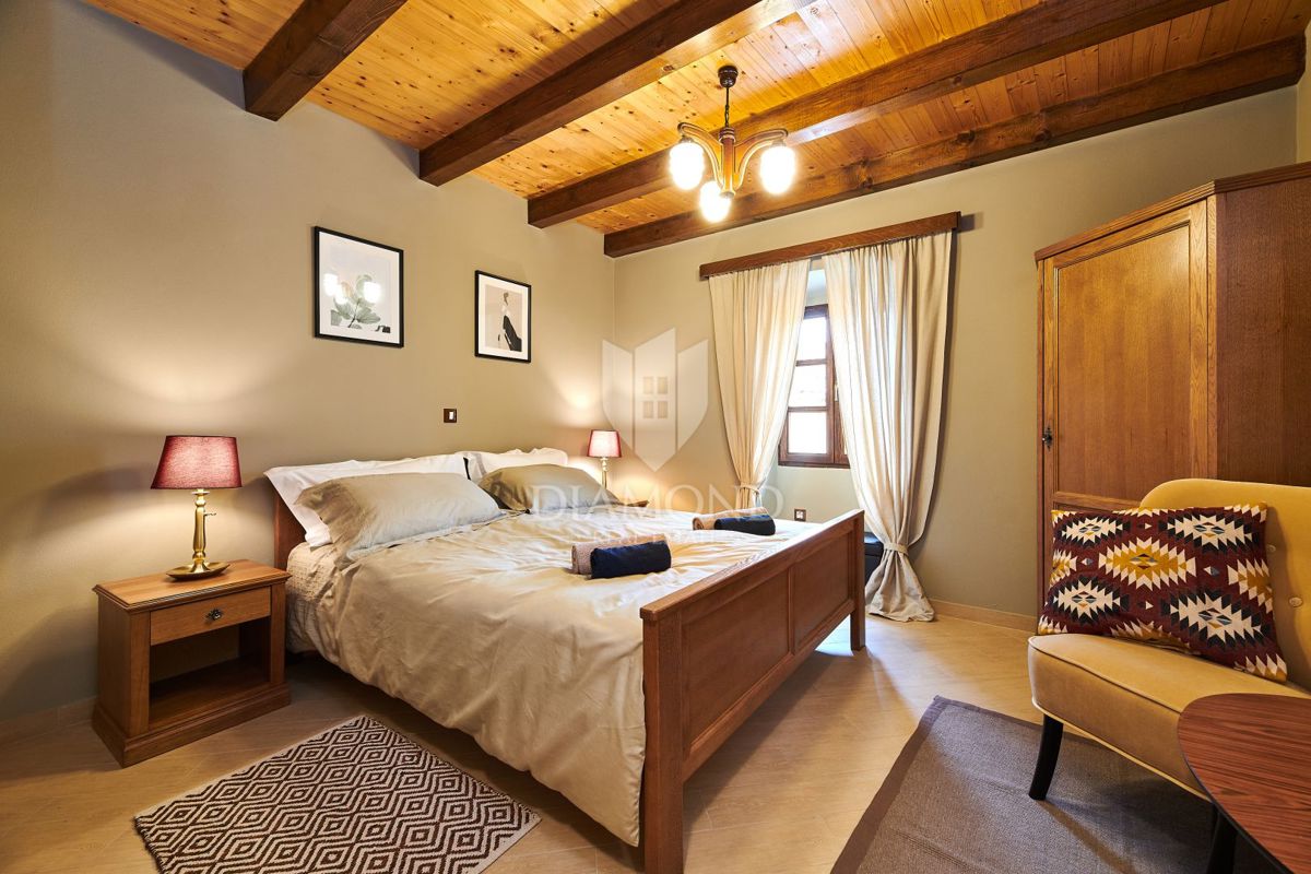 Pazin, okolica, kamnita lepotica z dvema bazenoma