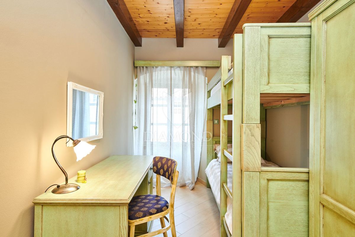 Pazin, okolica, kamnita lepotica z dvema bazenoma