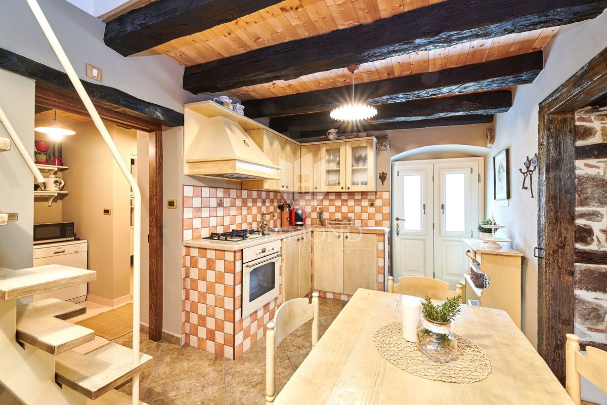 Pazin, okolica, kamnita lepotica z dvema bazenoma