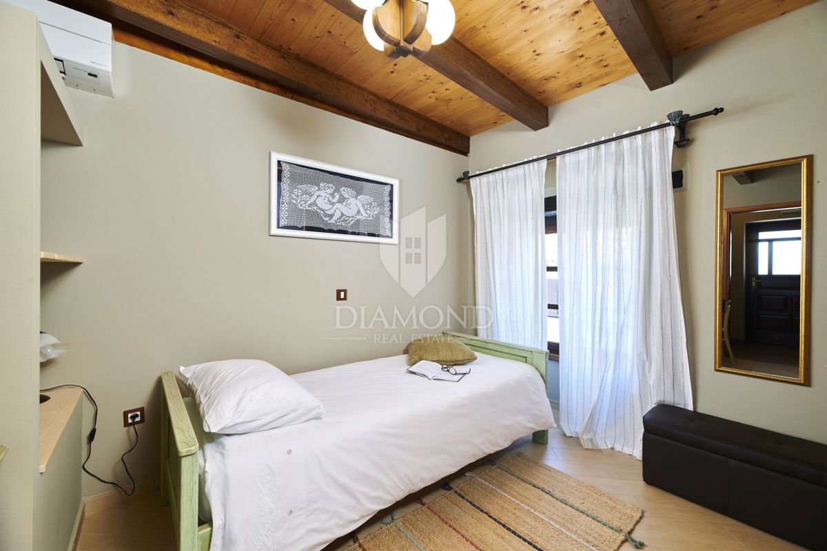 Pazin, okolica, kamnita lepotica z dvema bazenoma