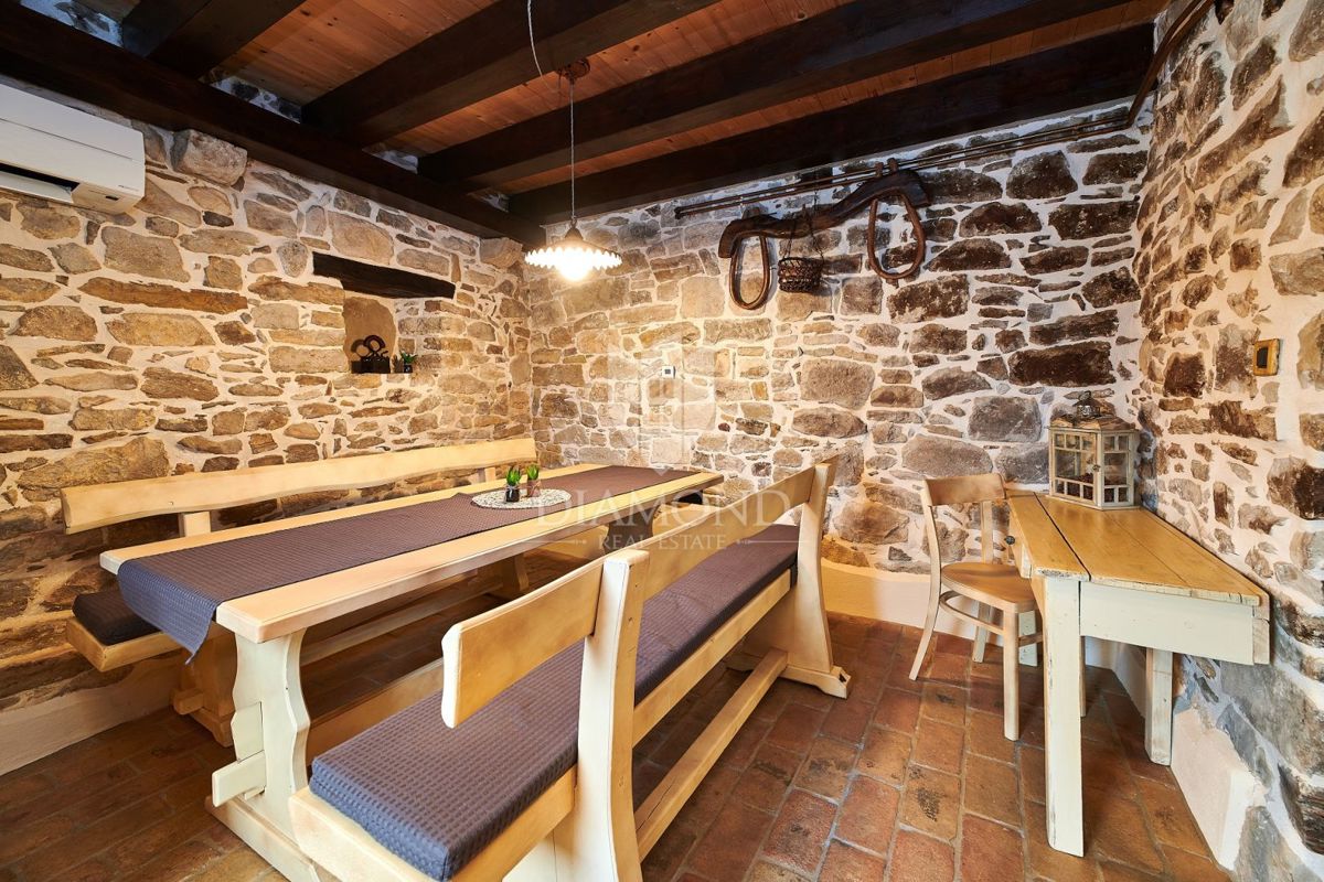 Pazin, okolica, kamnita lepotica z dvema bazenoma