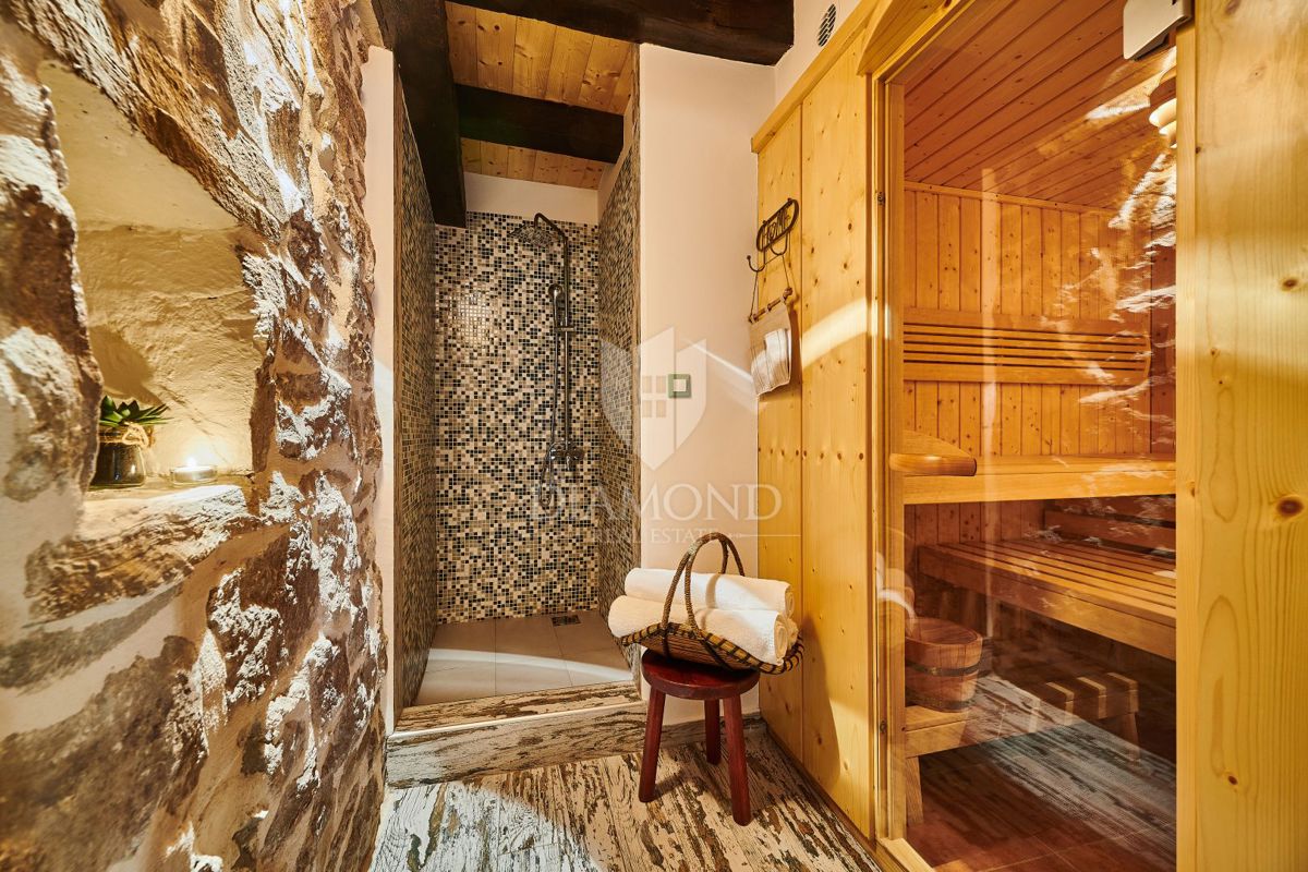 Pazin, okolica, kamnita lepotica z dvema bazenoma