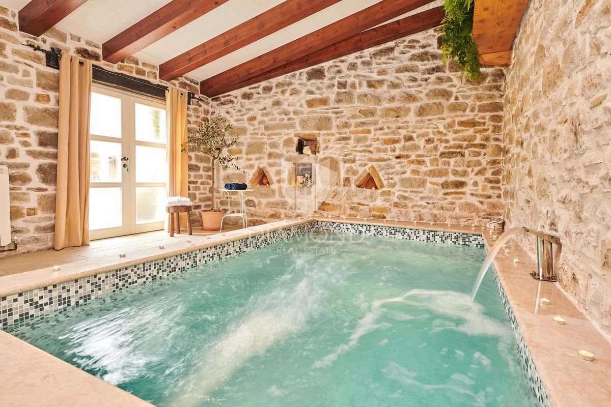 Pazin, okolica, kamnita lepotica z dvema bazenoma