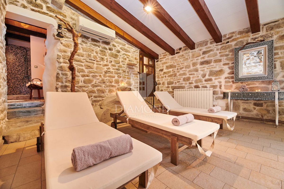 Pazin, okolica, kamnita lepotica z dvema bazenoma