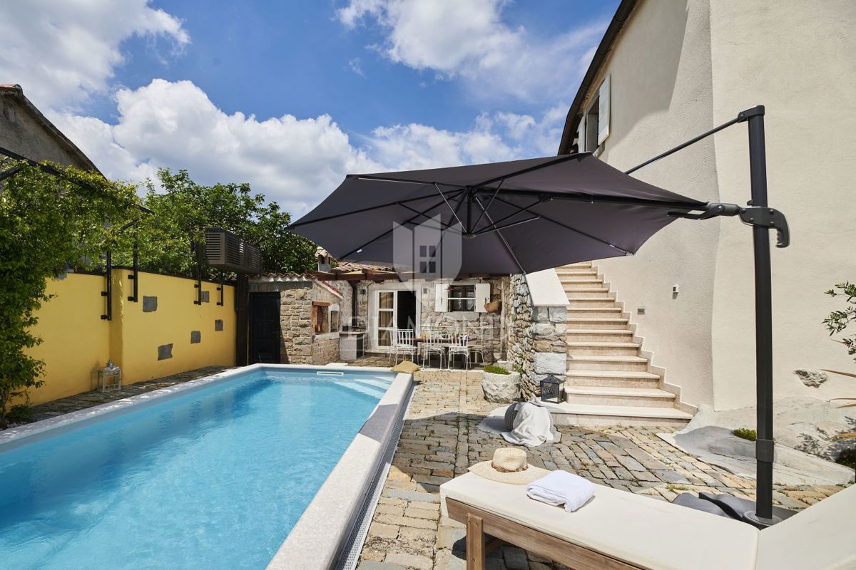 Pazin, okolica, kamnita lepotica z dvema bazenoma