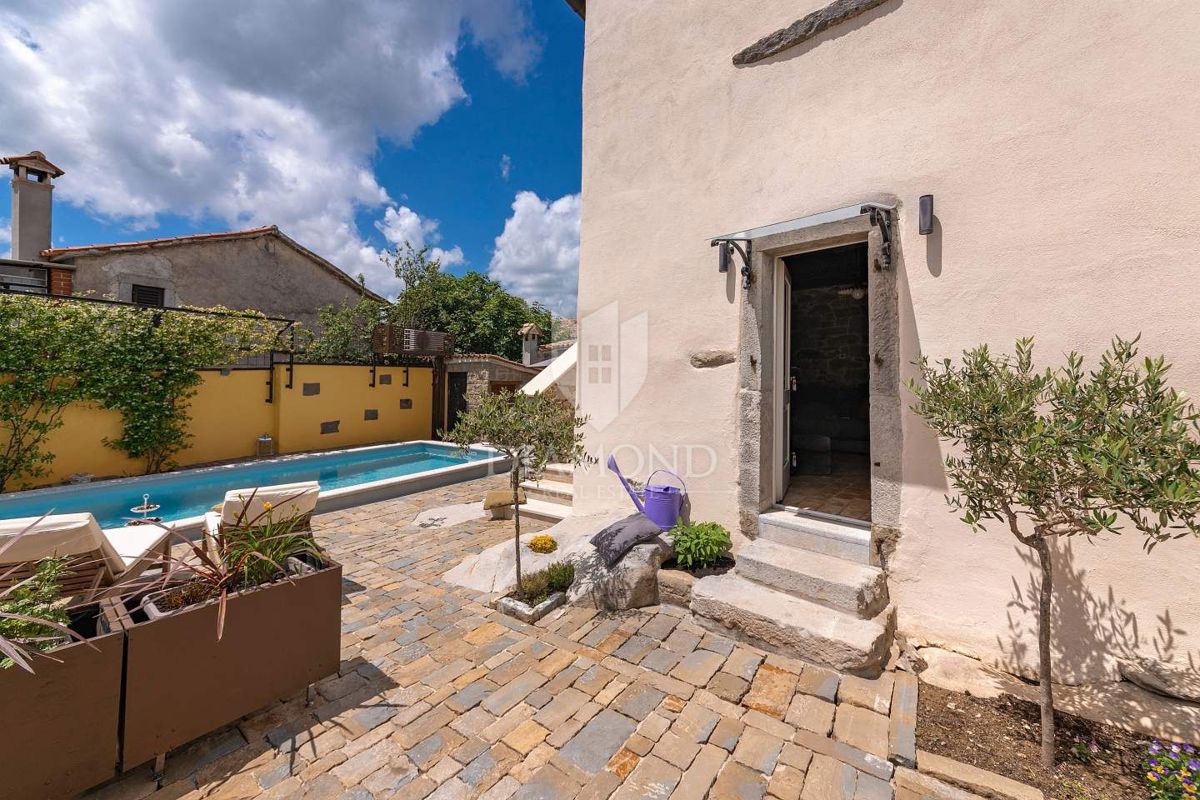 Pazin, okolica, kamnita lepotica z dvema bazenoma