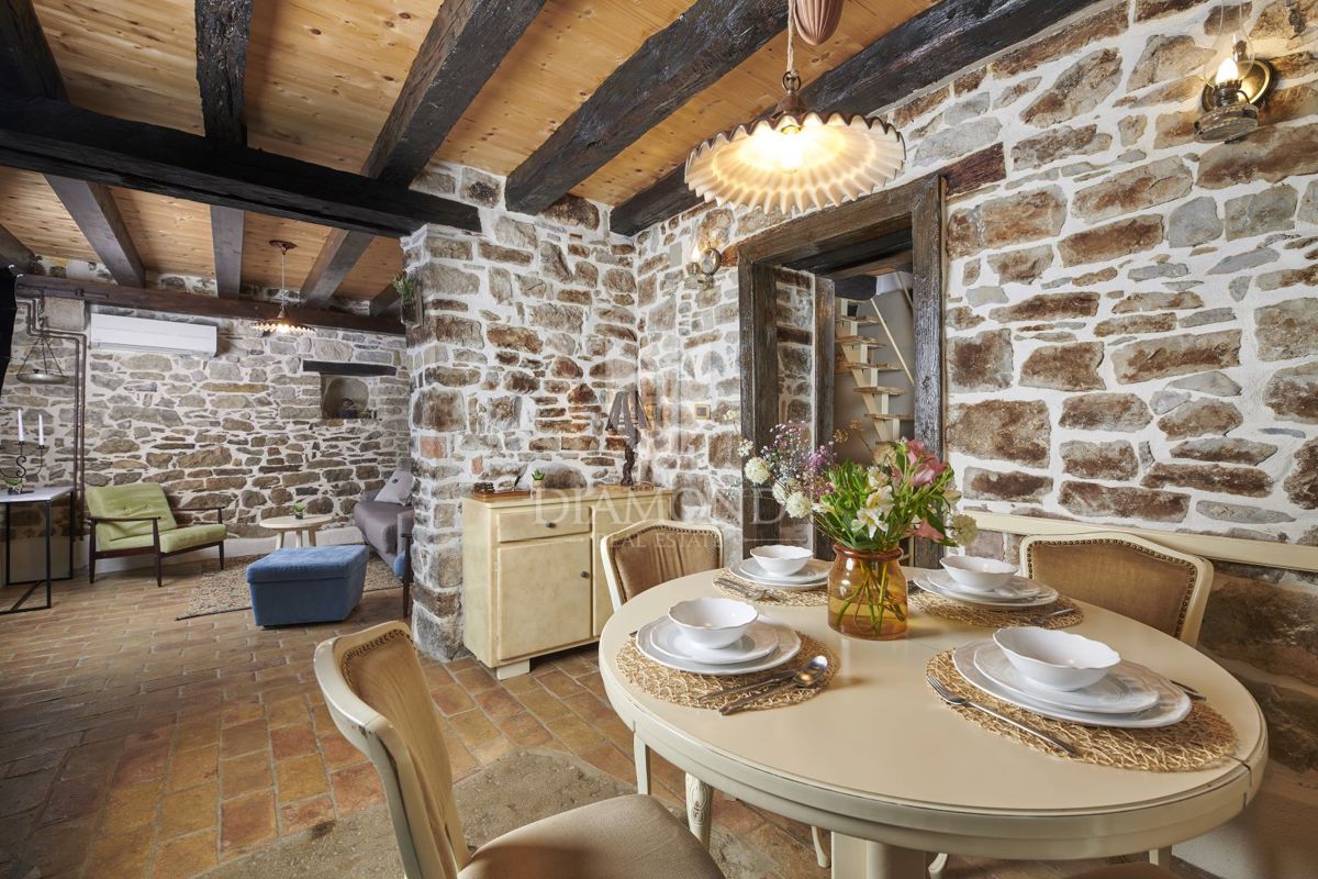 Pazin, okolica, kamnita lepotica z dvema bazenoma