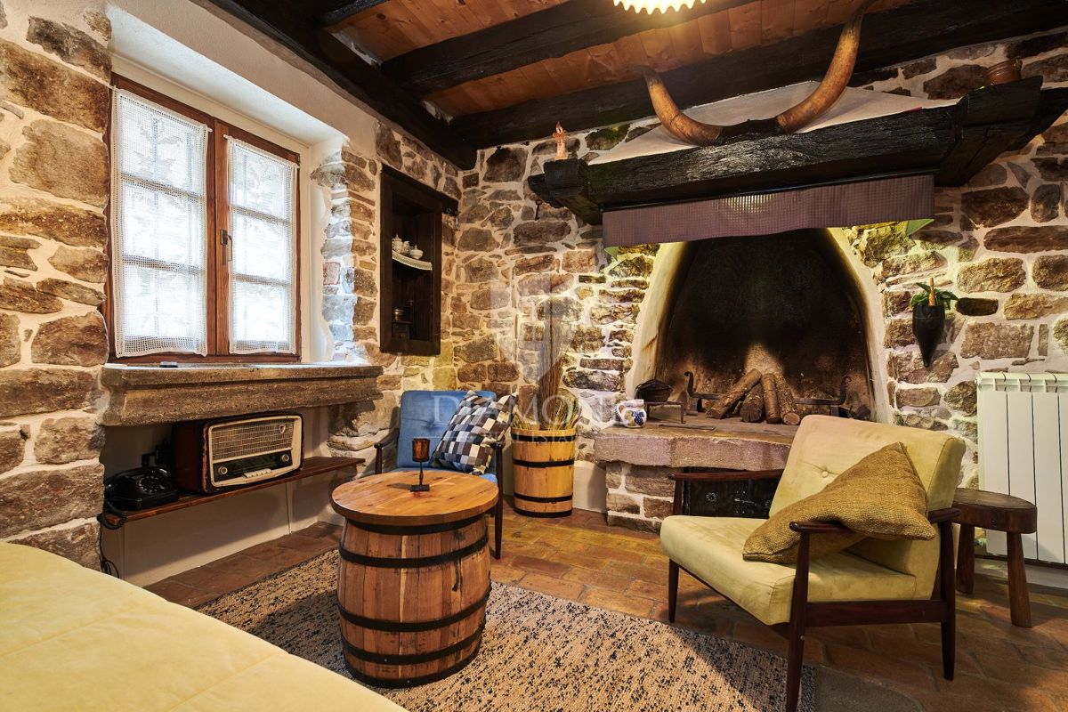 Pazin, okolica, kamnita lepotica z dvema bazenoma