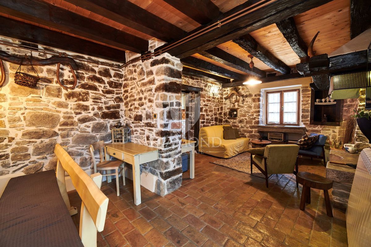 Pazin, okolica, kamnita lepotica z dvema bazenoma