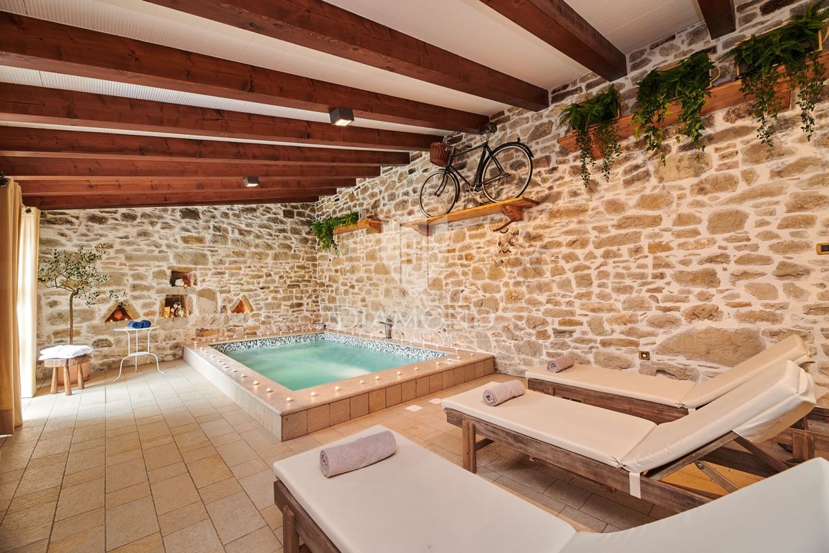 Pazin, okolica, kamnita lepotica z dvema bazenoma