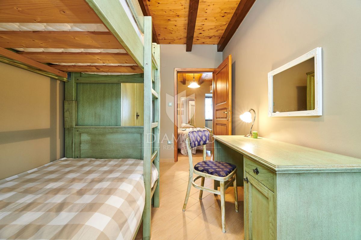 Pazin, okolica, kamnita lepotica z dvema bazenoma