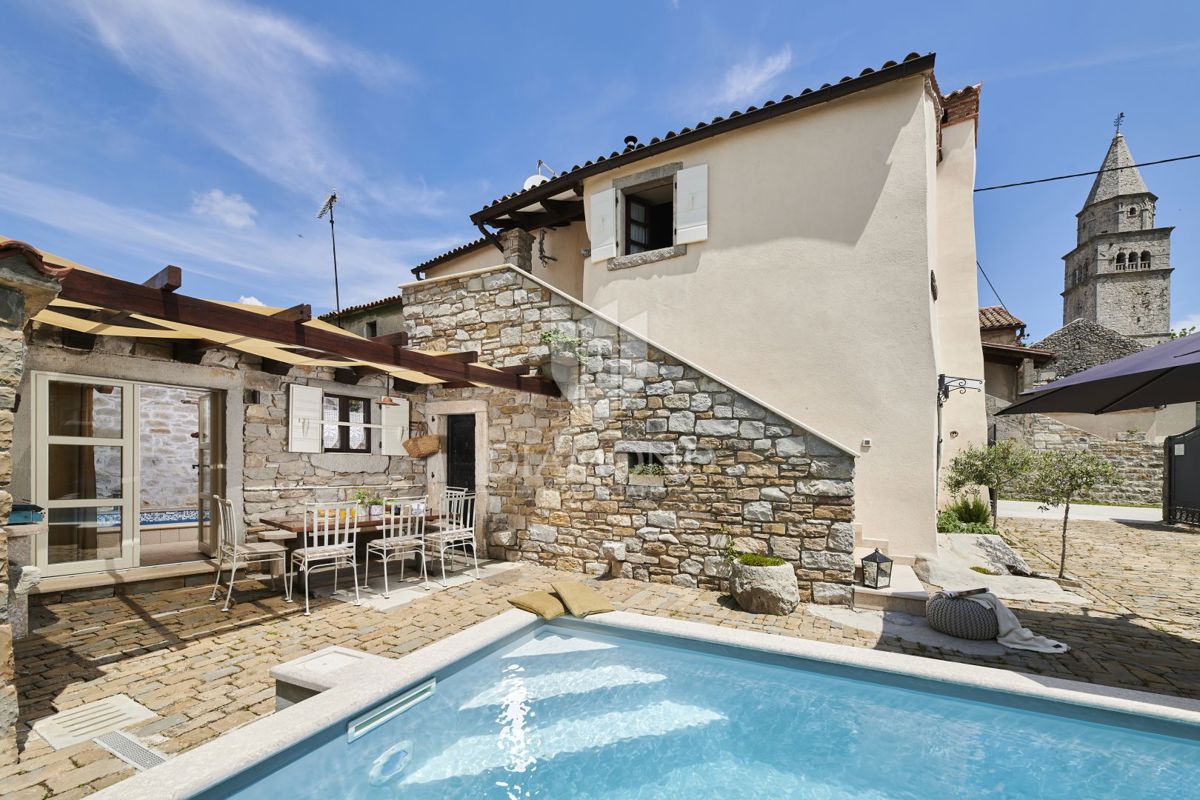 Pazin, okolica, kamnita lepotica z dvema bazenoma