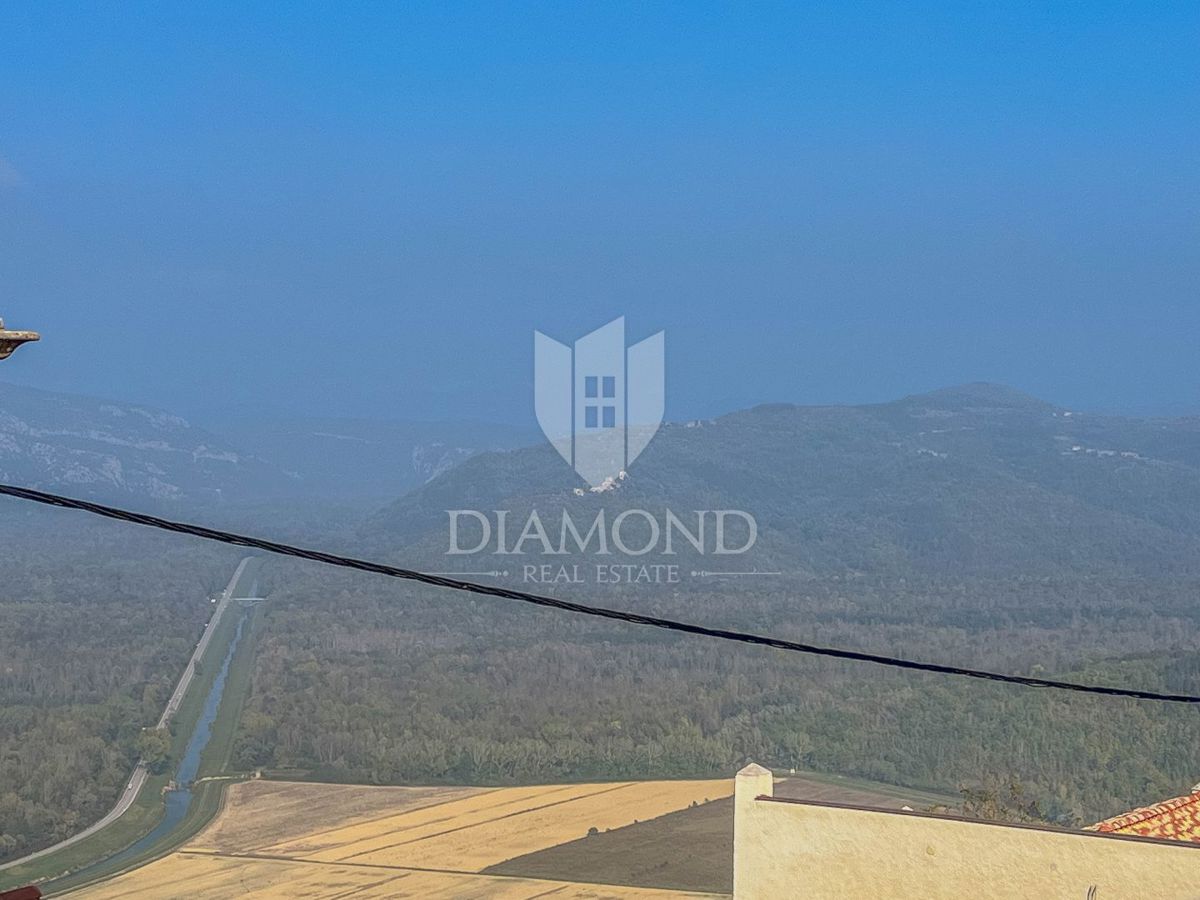 Motovun, hiša v centru z veliko potenciala za investicijo!