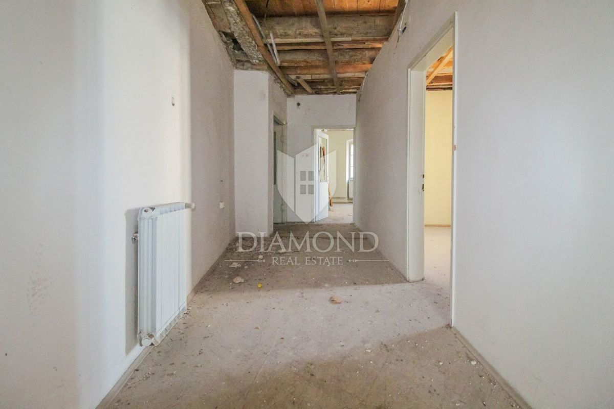 Motovun, hiša v centru z veliko potenciala za investicijo!