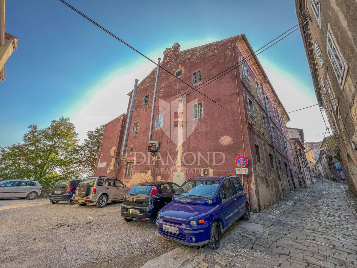 Motovun, hiša v centru z veliko potenciala za investicijo!