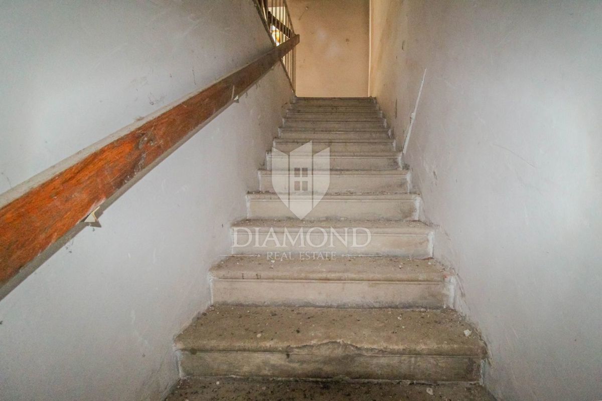 Motovun, hiša v centru z veliko potenciala za investicijo!