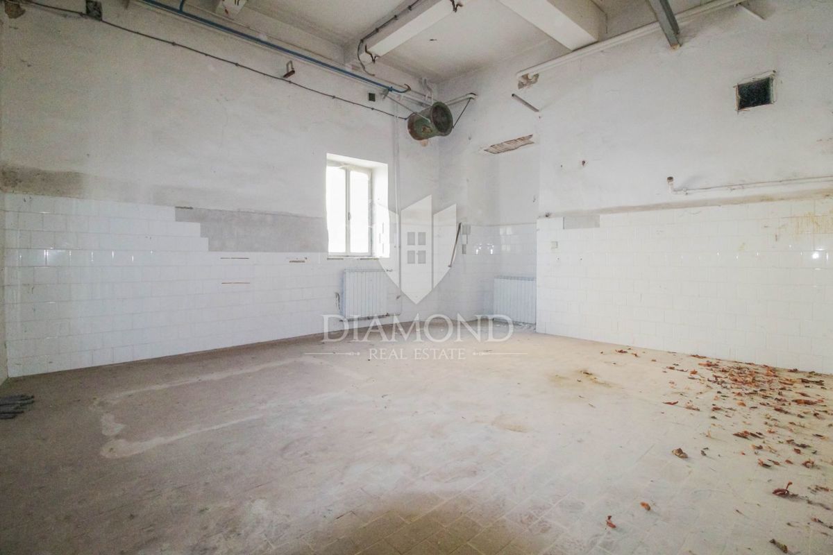 Motovun, hiša v centru z veliko potenciala za investicijo!