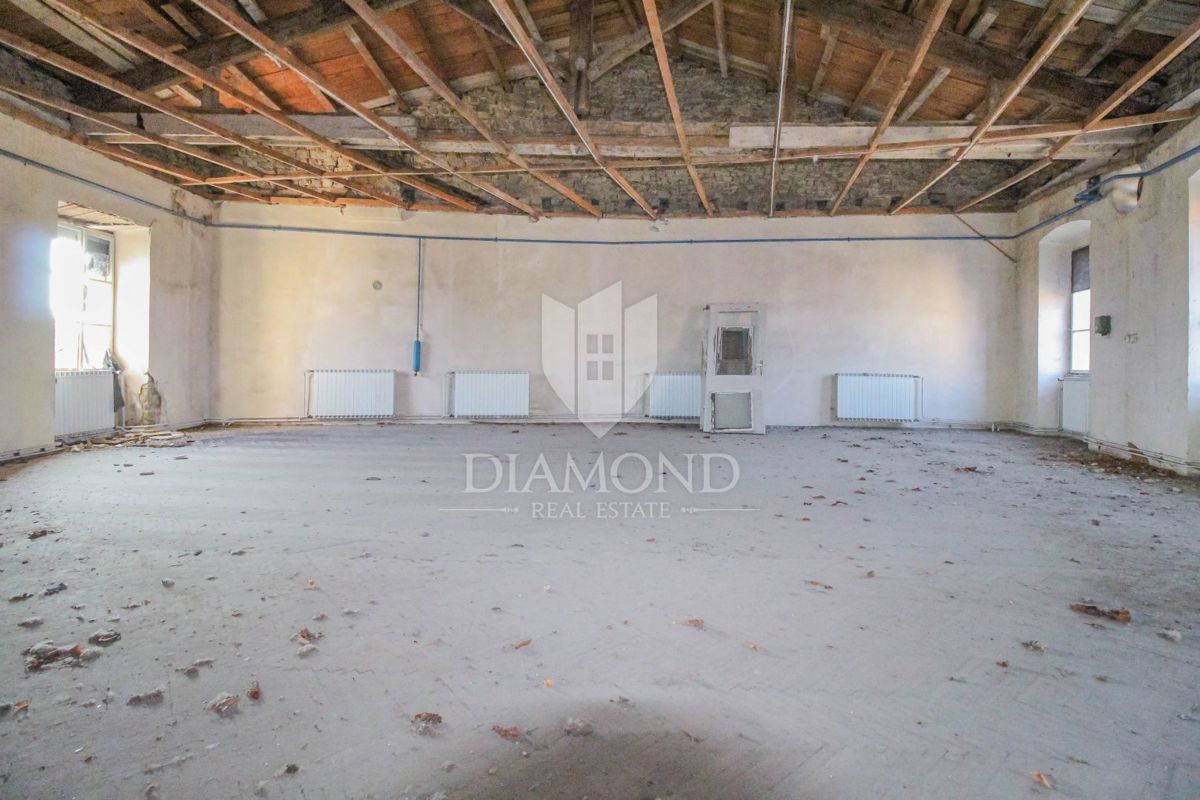 Motovun, hiša v centru z veliko potenciala za investicijo!