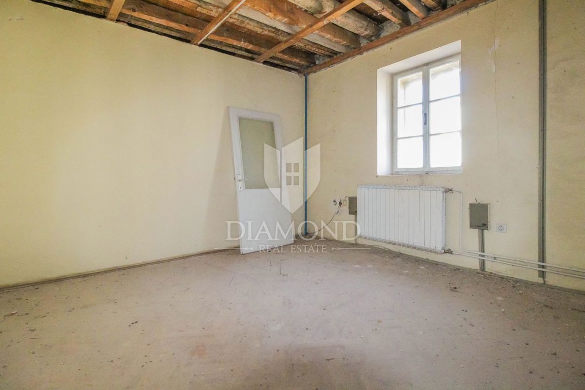 Motovun, hiša v centru z veliko potenciala za investicijo!
