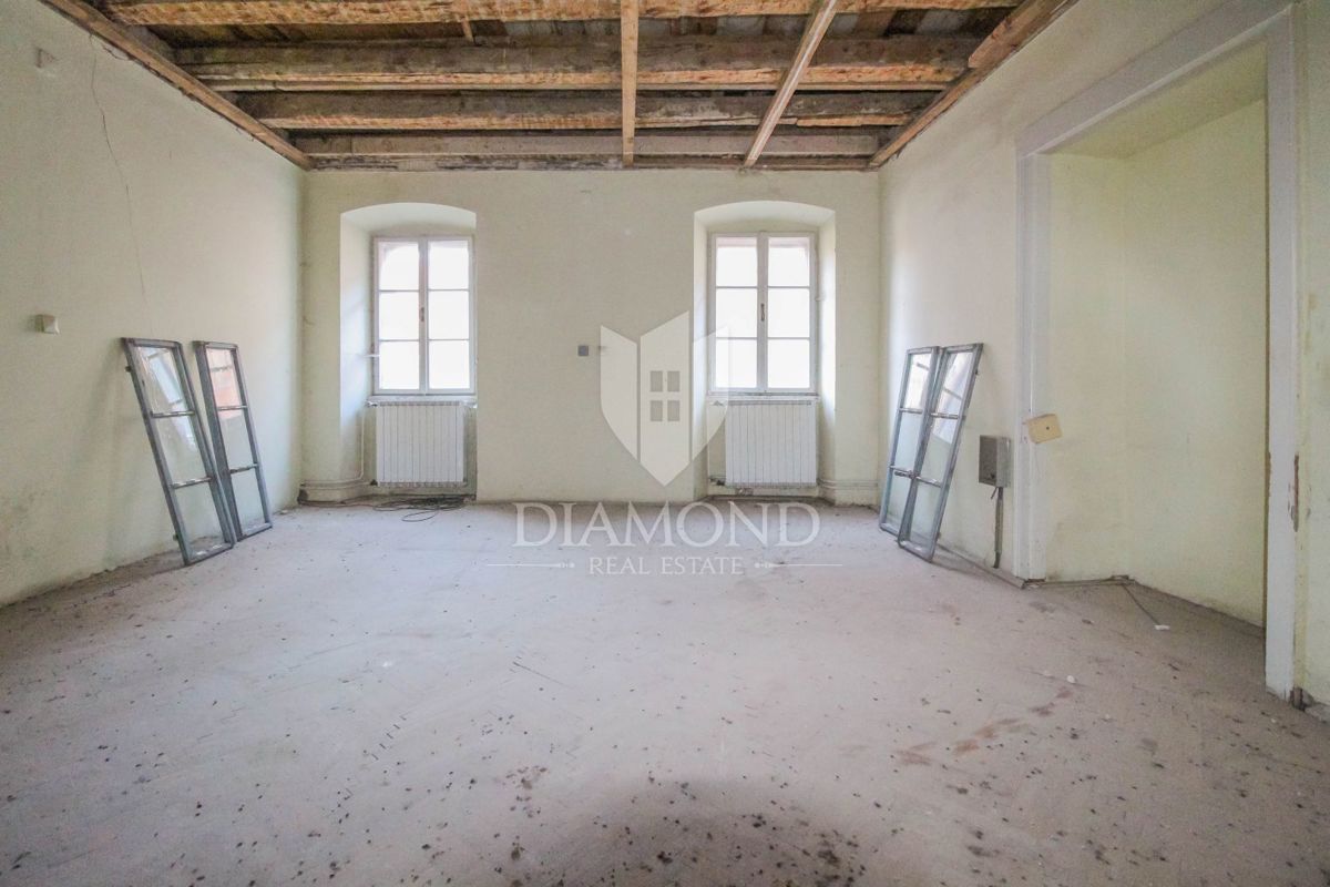 Motovun, hiša v centru z veliko potenciala za investicijo!