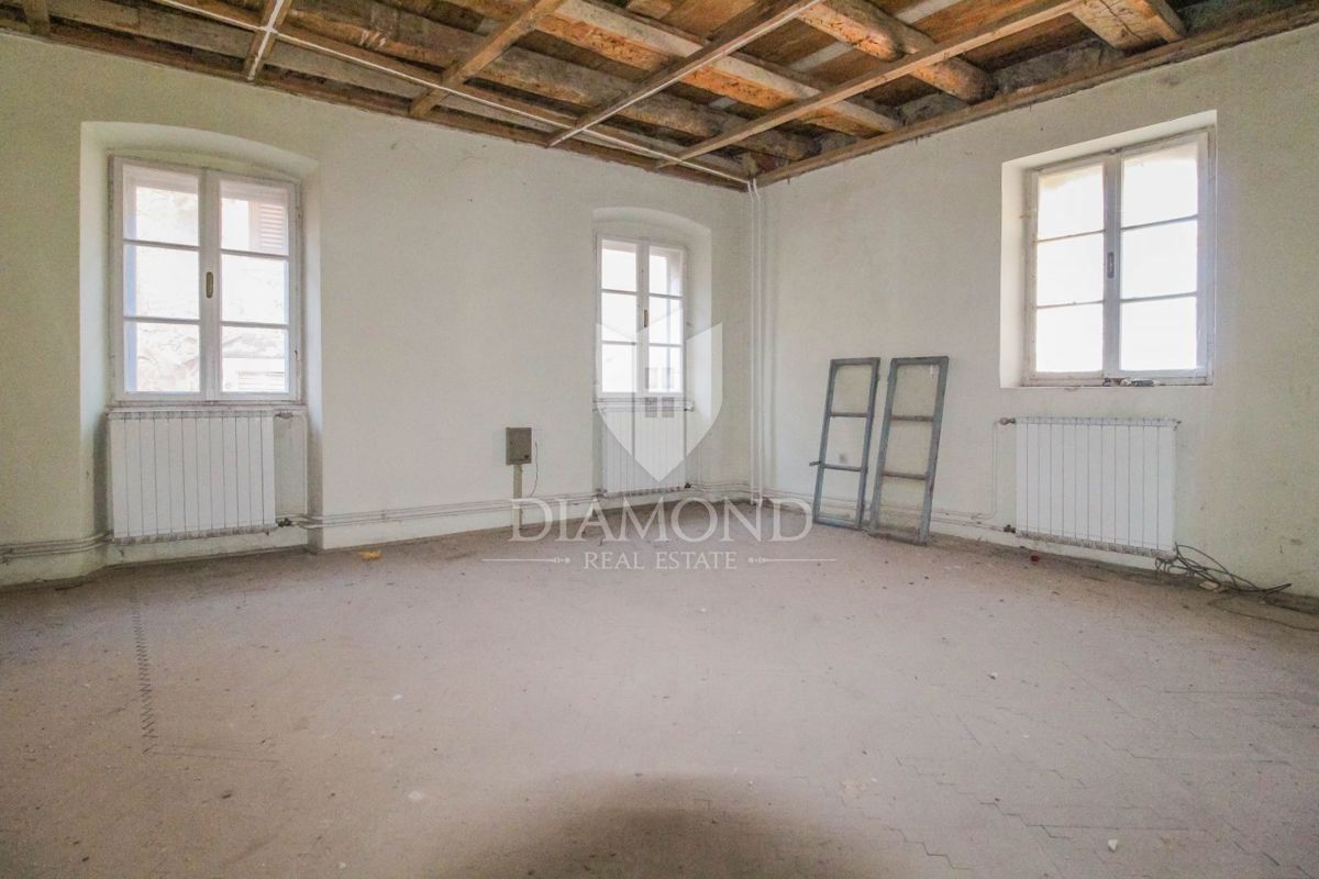 Motovun, hiša v centru z veliko potenciala za investicijo!