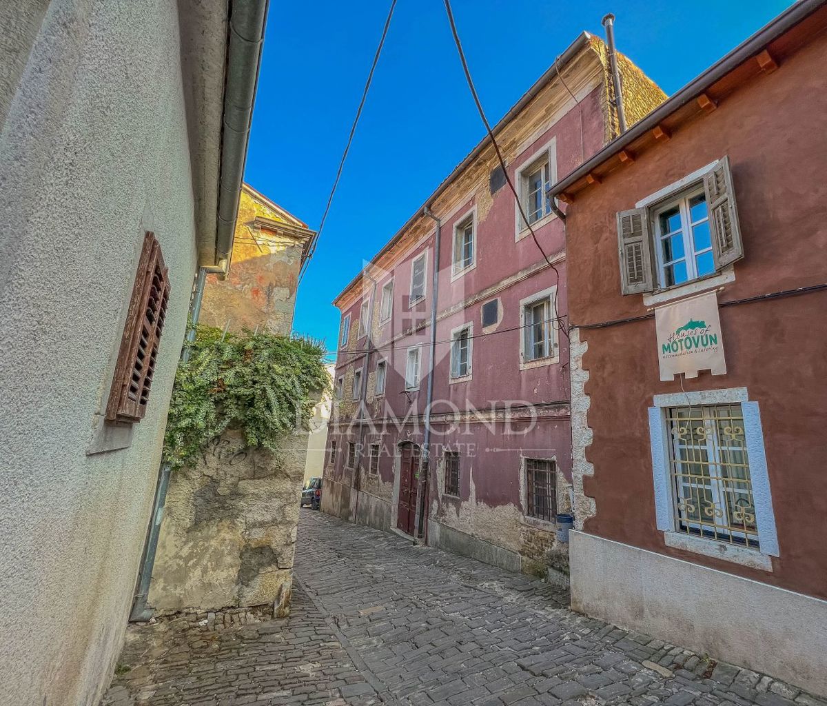 Motovun, hiša v centru z veliko potenciala za investicijo!