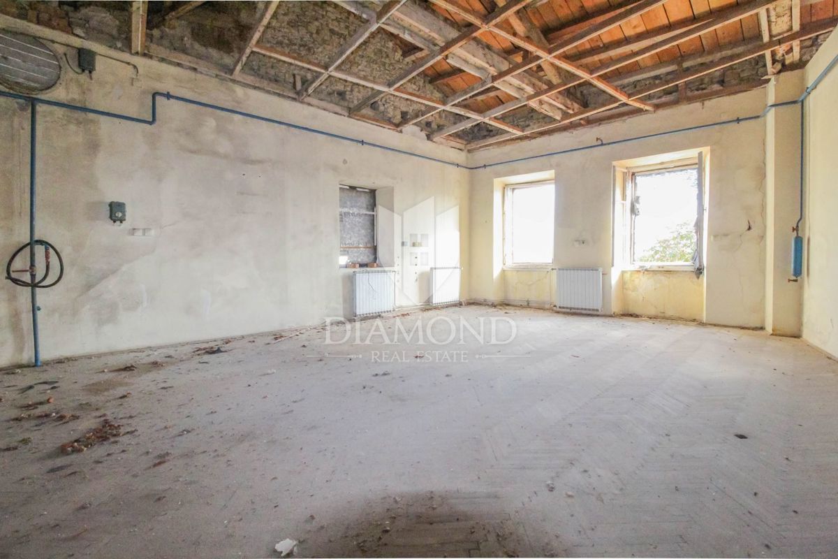 Motovun, hiša v centru z veliko potenciala za investicijo!