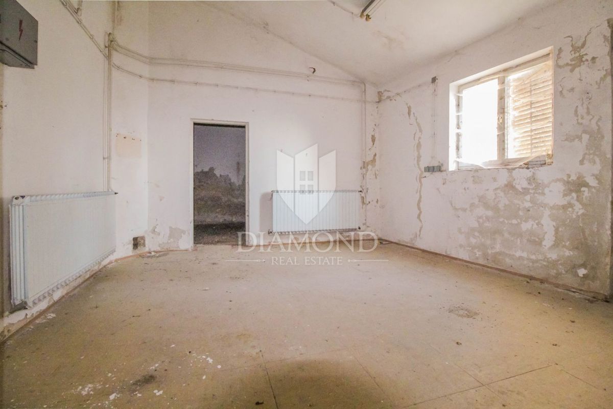 Motovun, hiša v centru z veliko potenciala za investicijo!