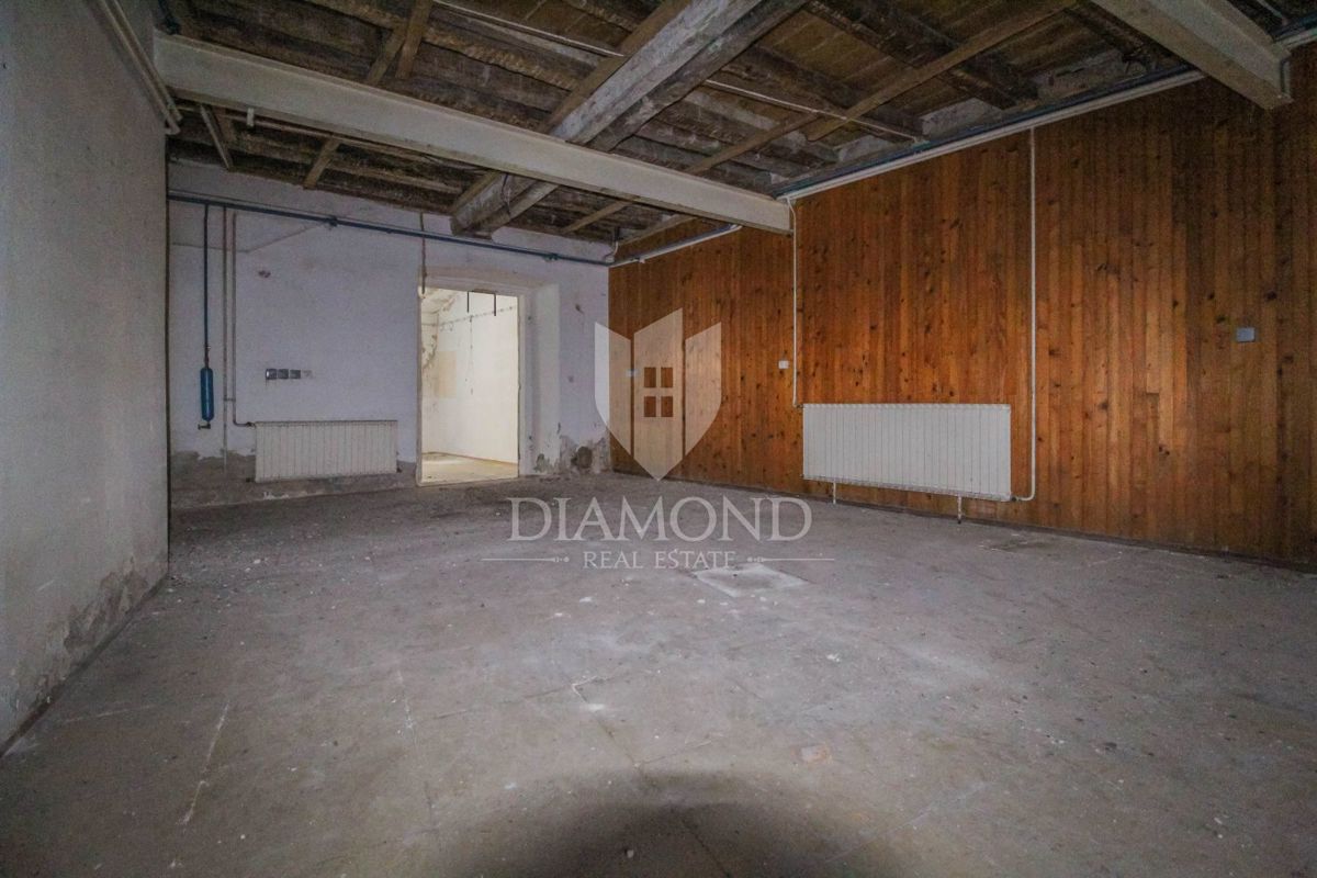 Motovun, hiša v centru z veliko potenciala za investicijo!