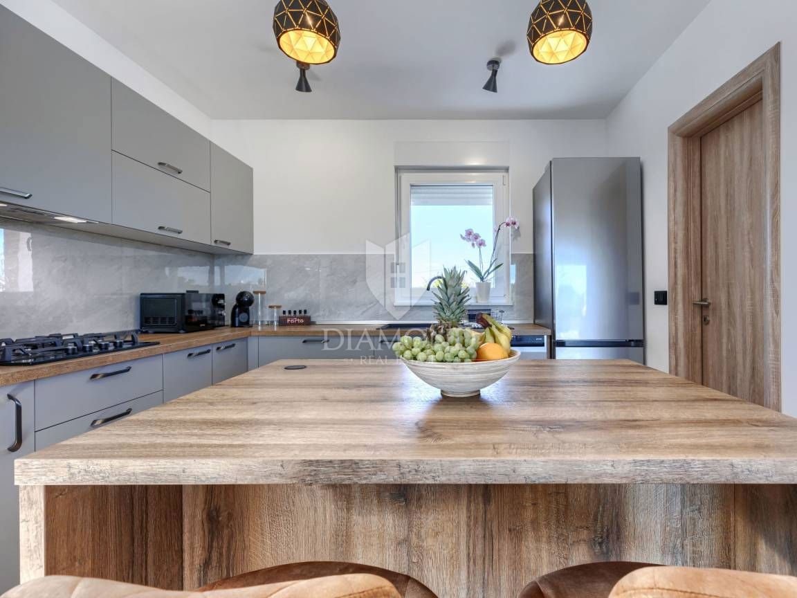 ISTRA, LABIN, HIŠA Z VELIKIM STAVBNIM ZEMLJIŠČEM