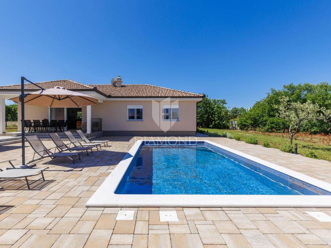 ISTRA, LABIN, HIŠA Z VELIKIM STAVBNIM ZEMLJIŠČEM