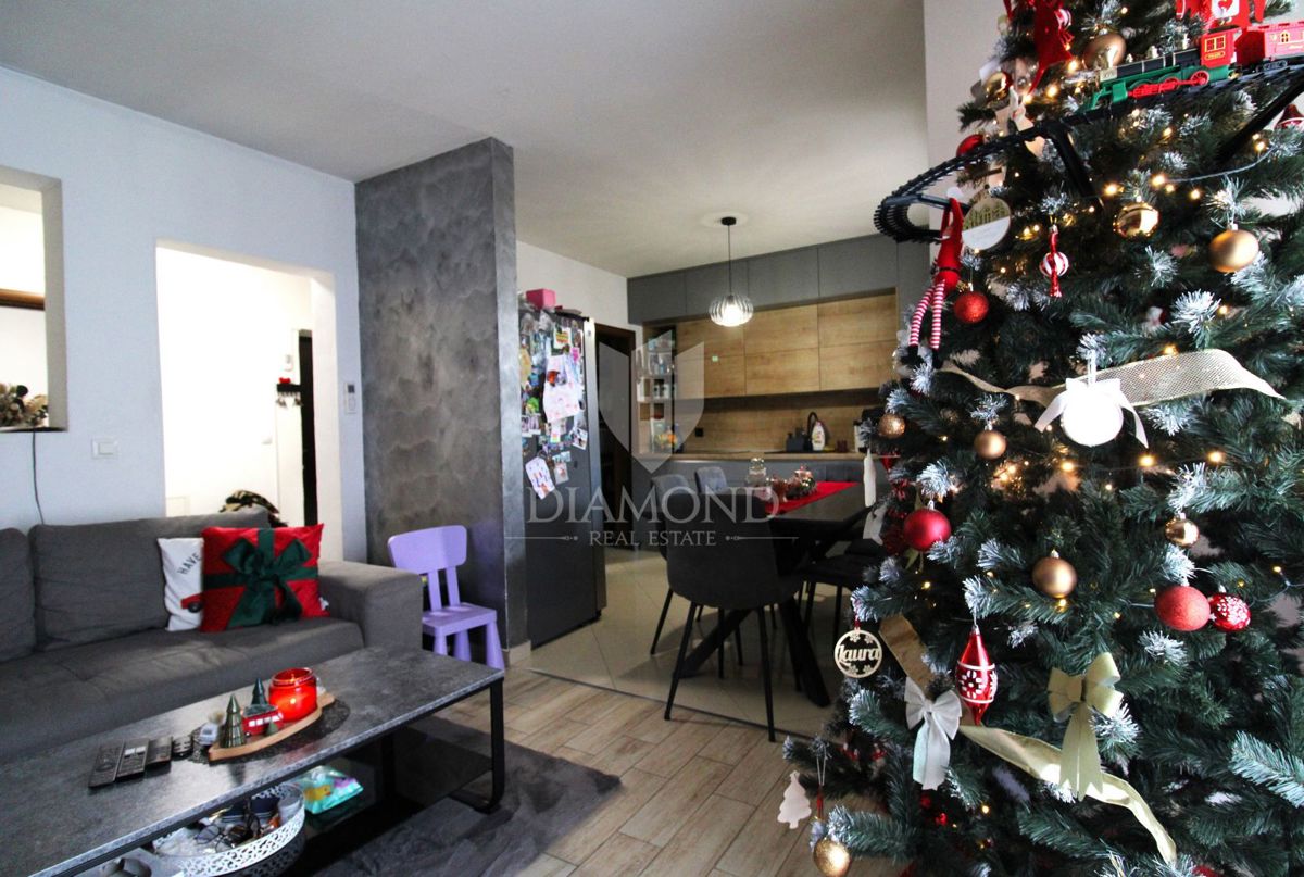 RIJEKA, VIŠKOVO, Moderno opremljeno stanovanje 2 spalnici + dnevna soba