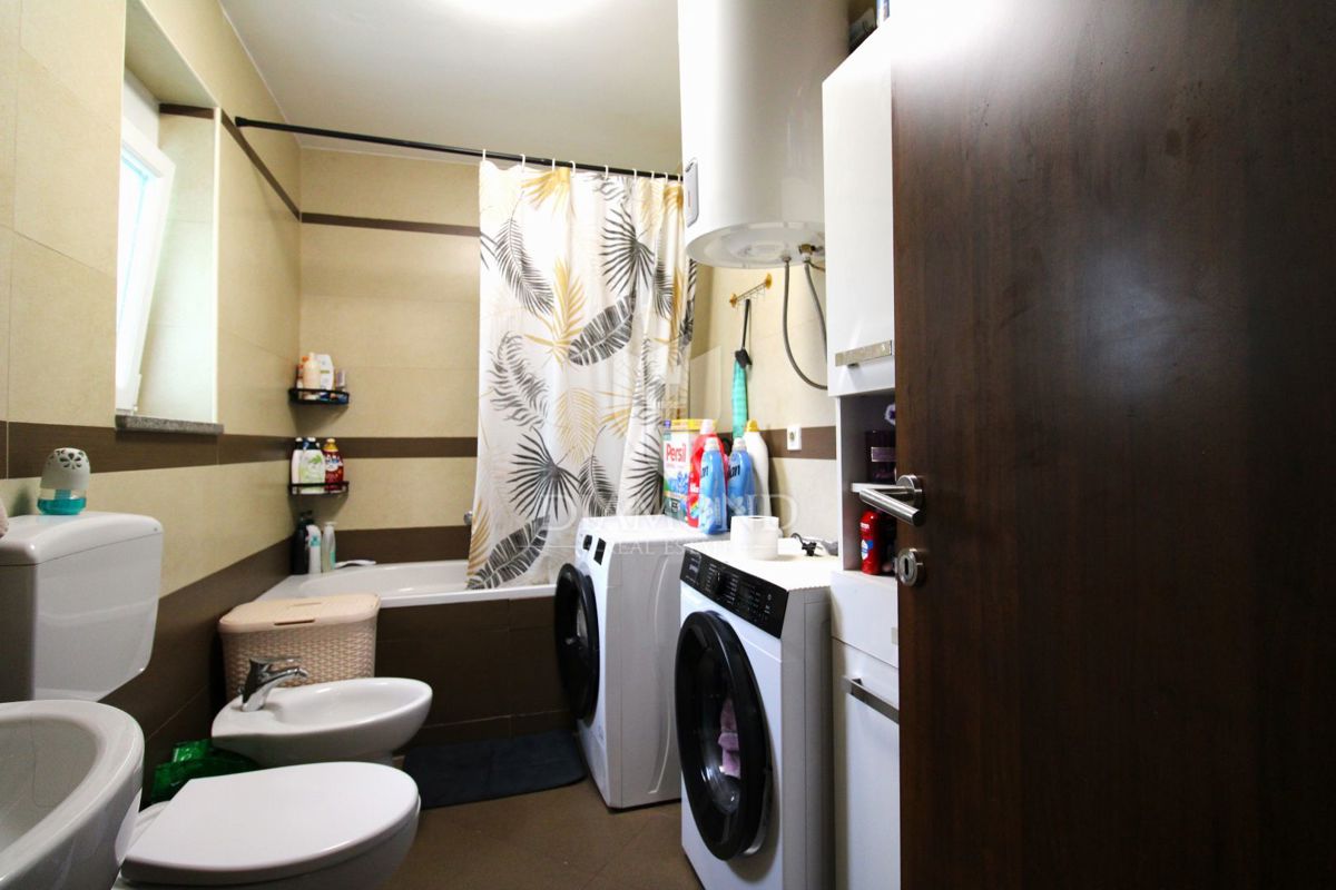 RIJEKA, VIŠKOVO, Moderno opremljeno stanovanje 2 spalnici + dnevna soba