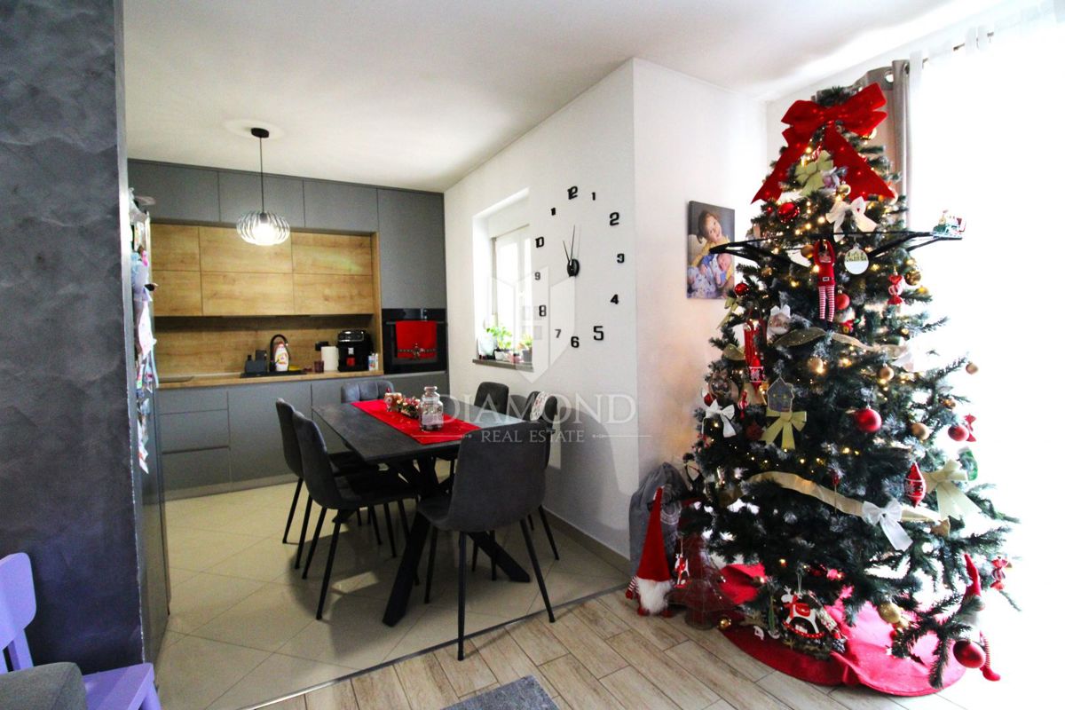 RIJEKA, VIŠKOVO, Moderno opremljeno stanovanje 2 spalnici + dnevna soba