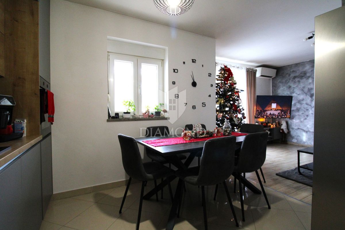 RIJEKA, VIŠKOVO, Moderno opremljeno stanovanje 2 spalnici + dnevna soba