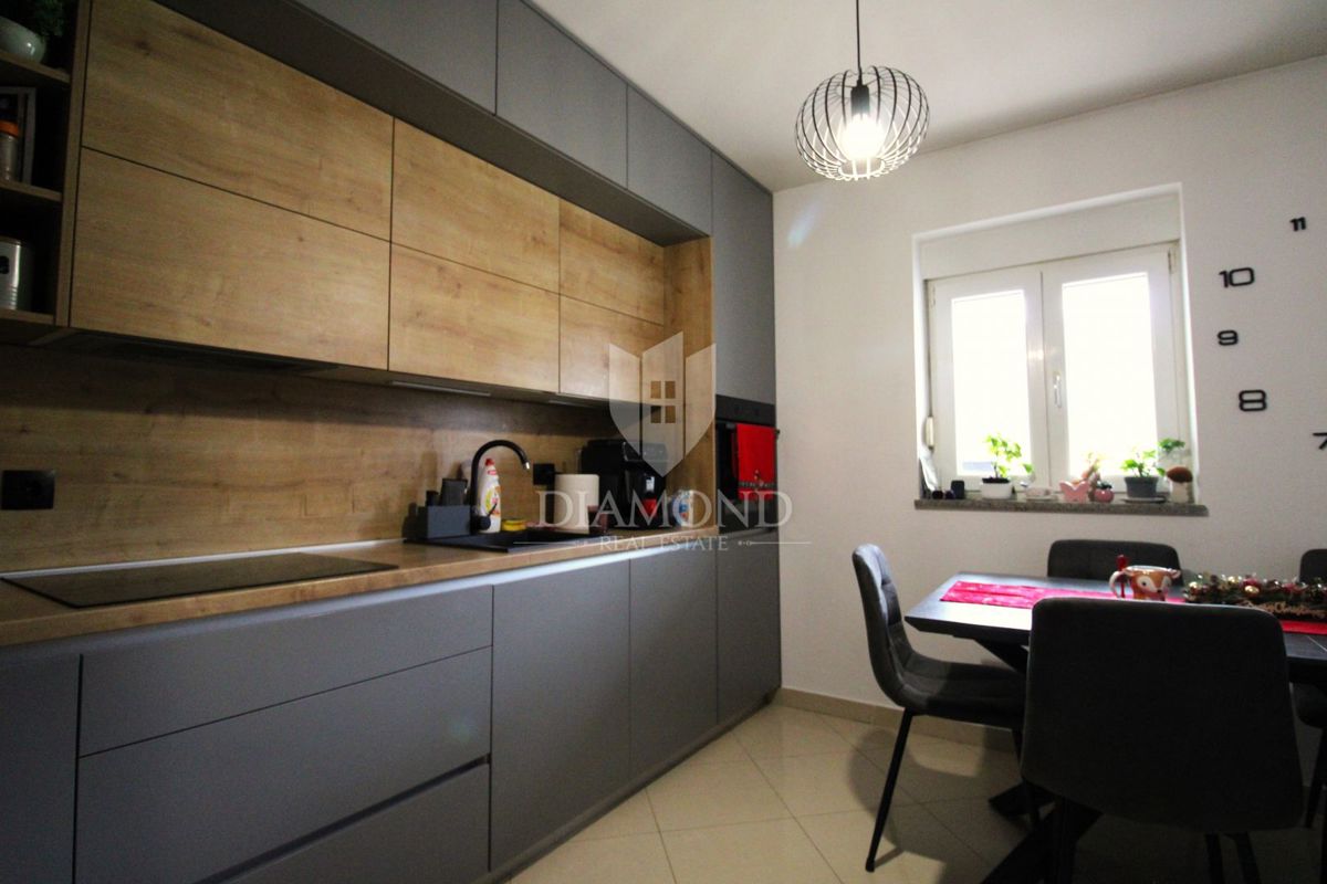 RIJEKA, VIŠKOVO, Moderno opremljeno stanovanje 2 spalnici + dnevna soba