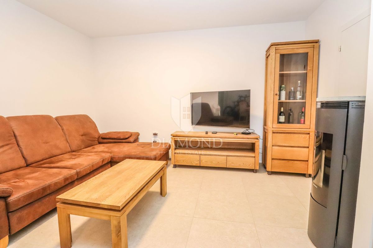 Privlačno stanovanje z zasebnim vrtom v Premanturi