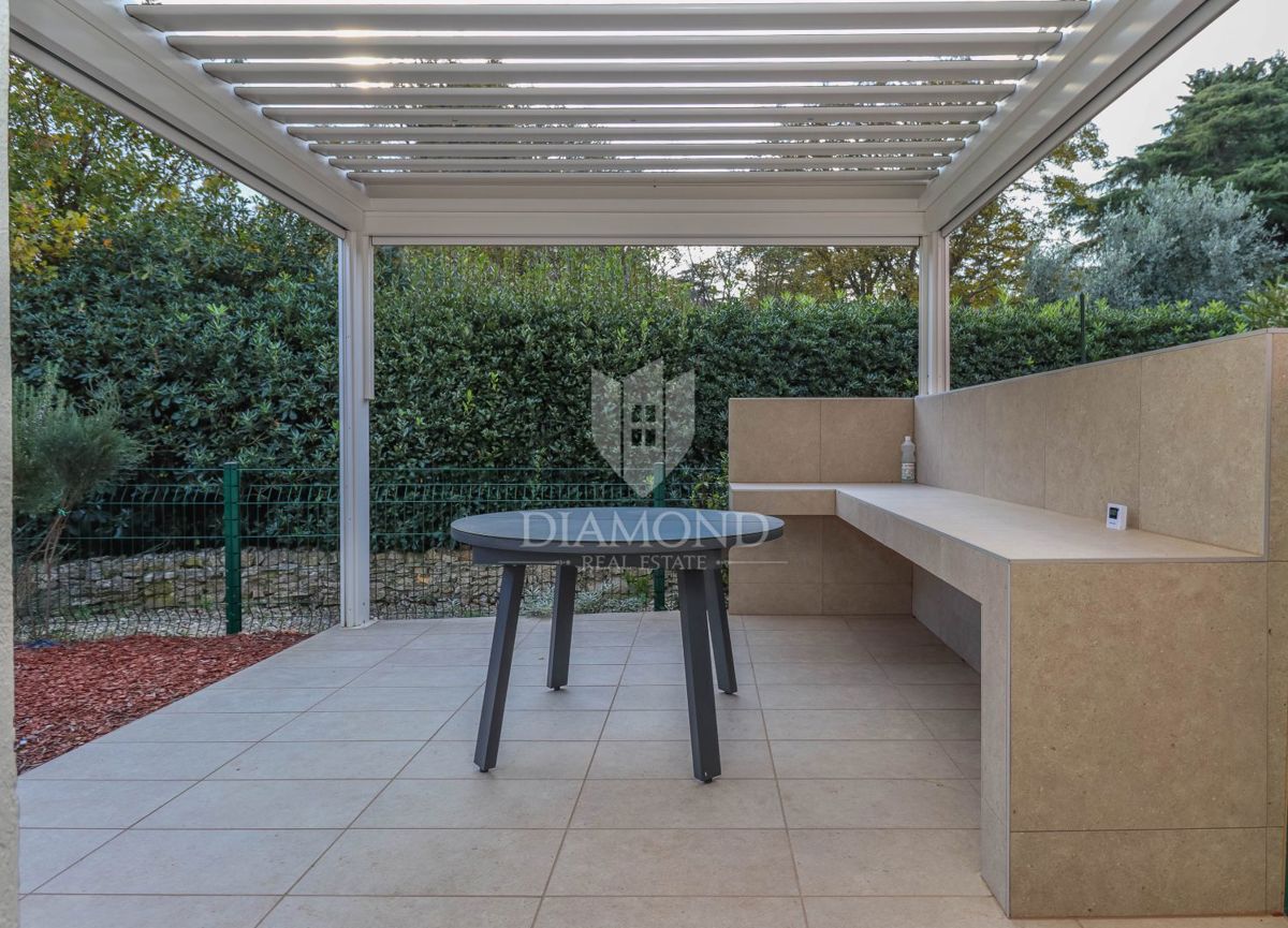 Privlačno stanovanje z zasebnim vrtom v Premanturi