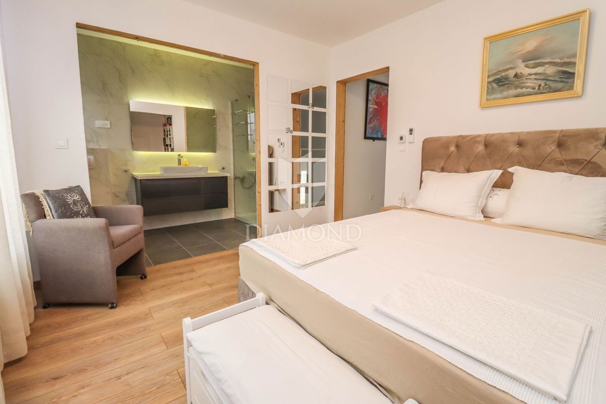 Nova moderna hiša z bazenom v Banjolah