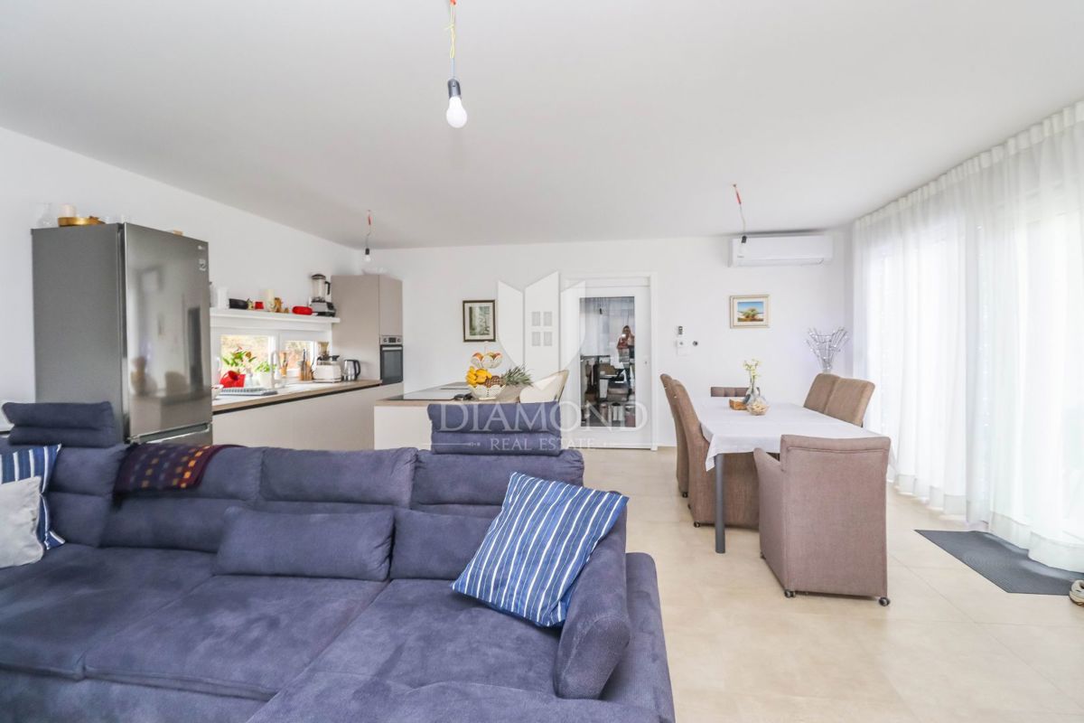 Nova moderna hiša z bazenom v Banjolah