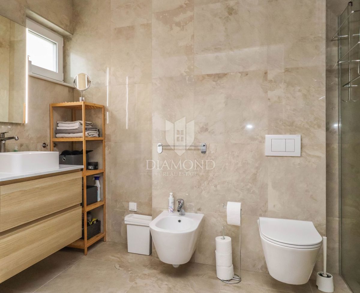 Nova moderna hiša z bazenom v Banjolah