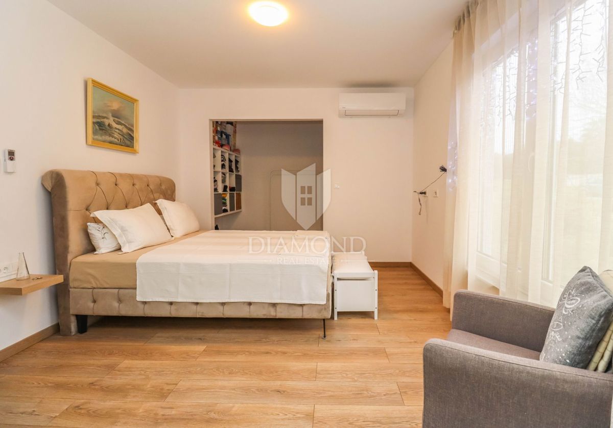 Nova moderna hiša z bazenom v Banjolah