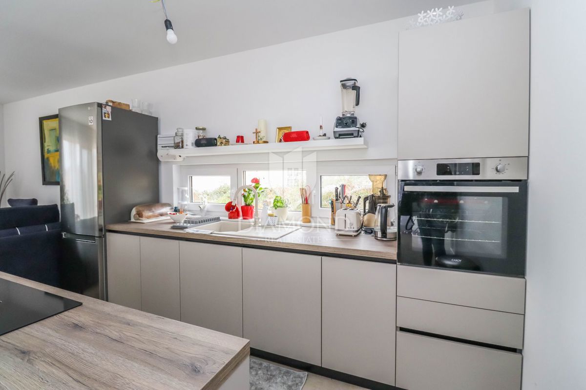 Nova moderna hiša z bazenom v Banjolah