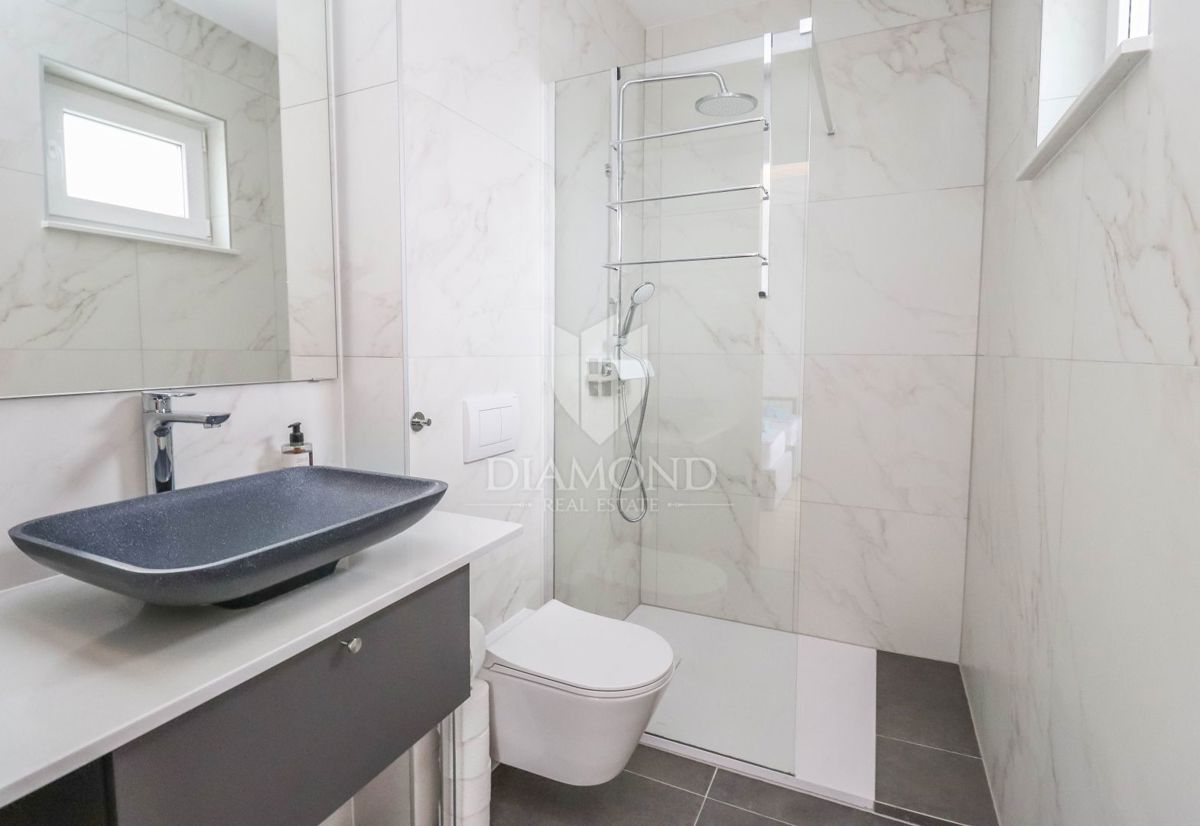 Nova moderna hiša z bazenom v Banjolah