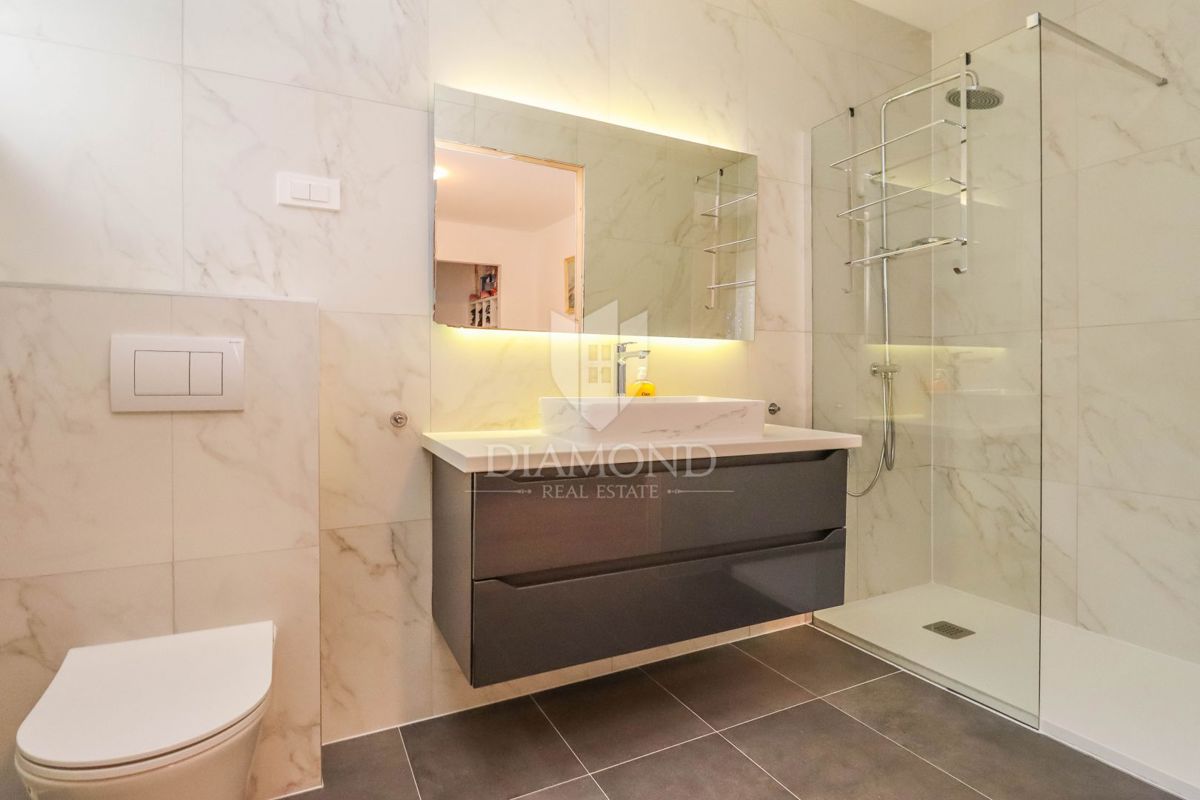 Nova moderna hiša z bazenom v Banjolah